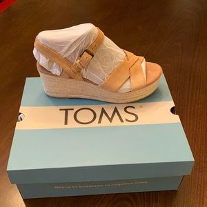 Toms women’s wedge sandals size 9